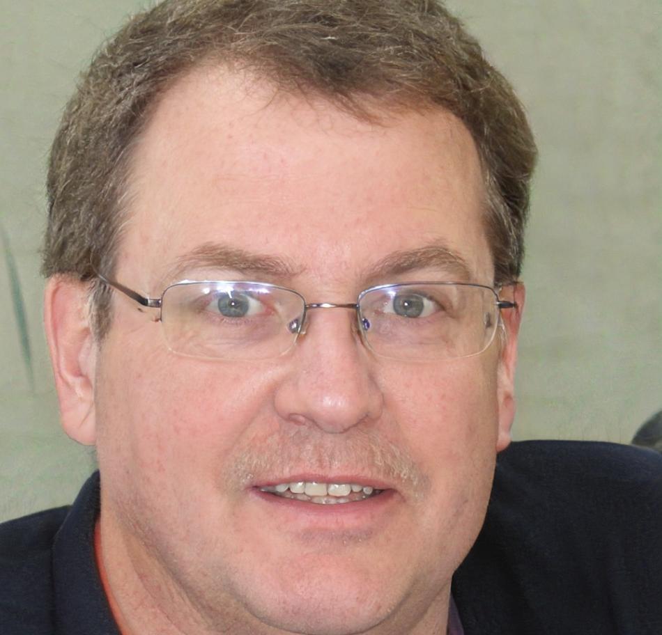 Carlos Mendoza, Analista Senior